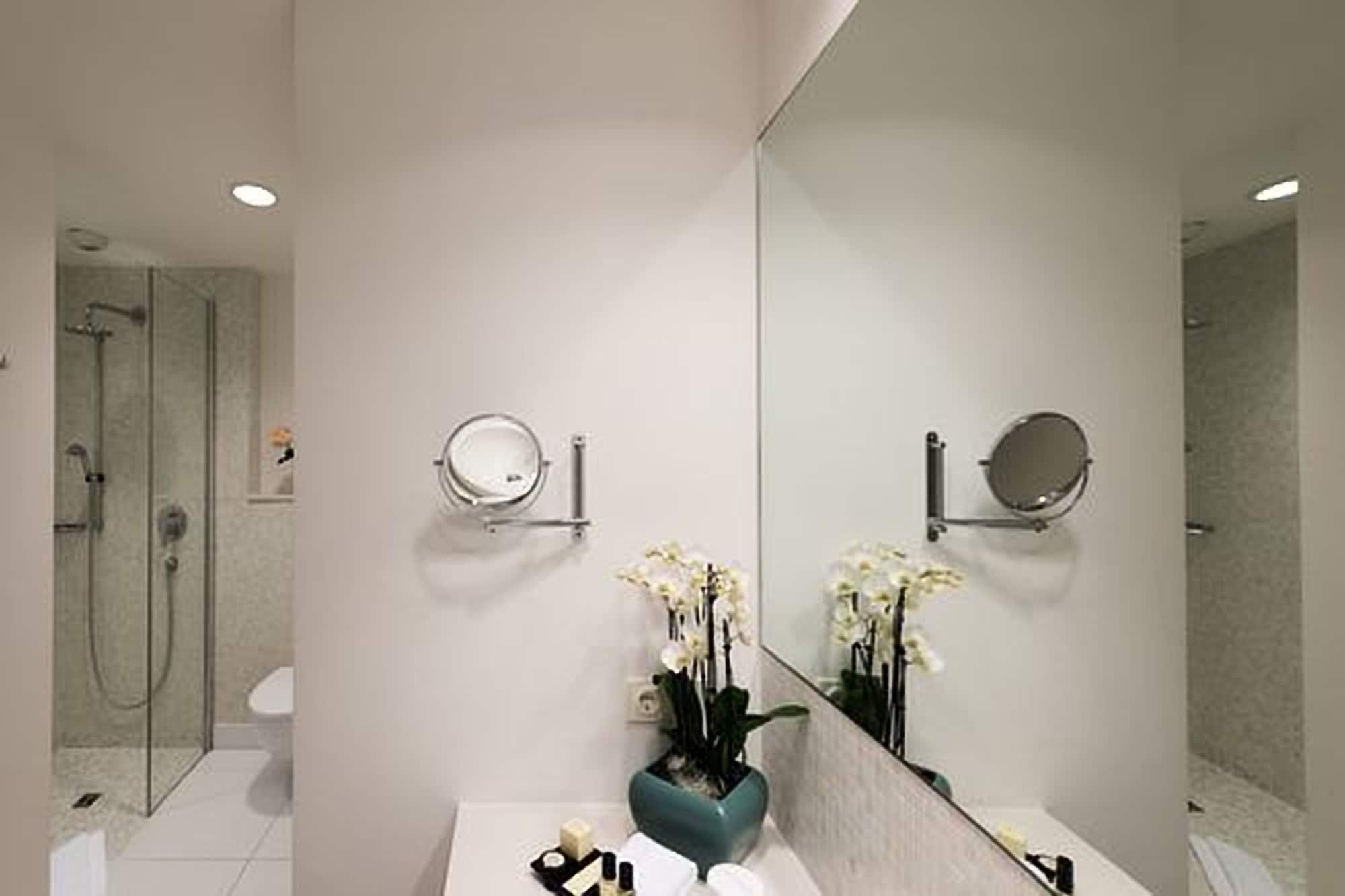 Privathotel Lindtner 함브루크 외부 사진 Bathroom mirror
