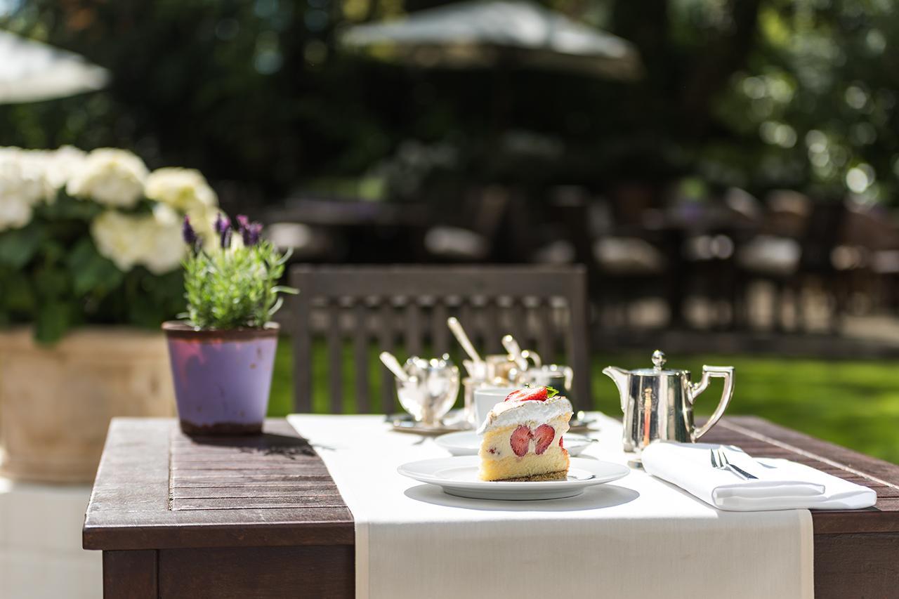 Privathotel Lindtner 함브루크 외부 사진 A table set for afternoon tea