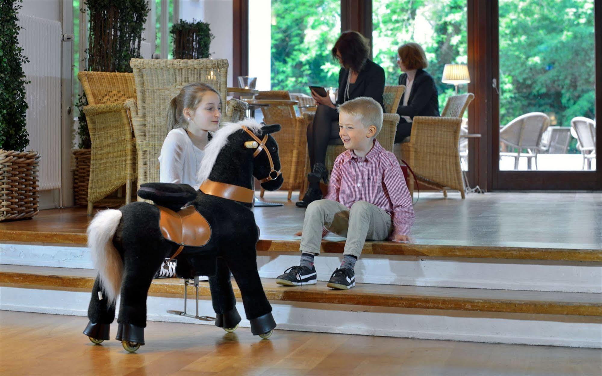 Privathotel Lindtner 함브루크 외부 사진 A child riding a ponycycle