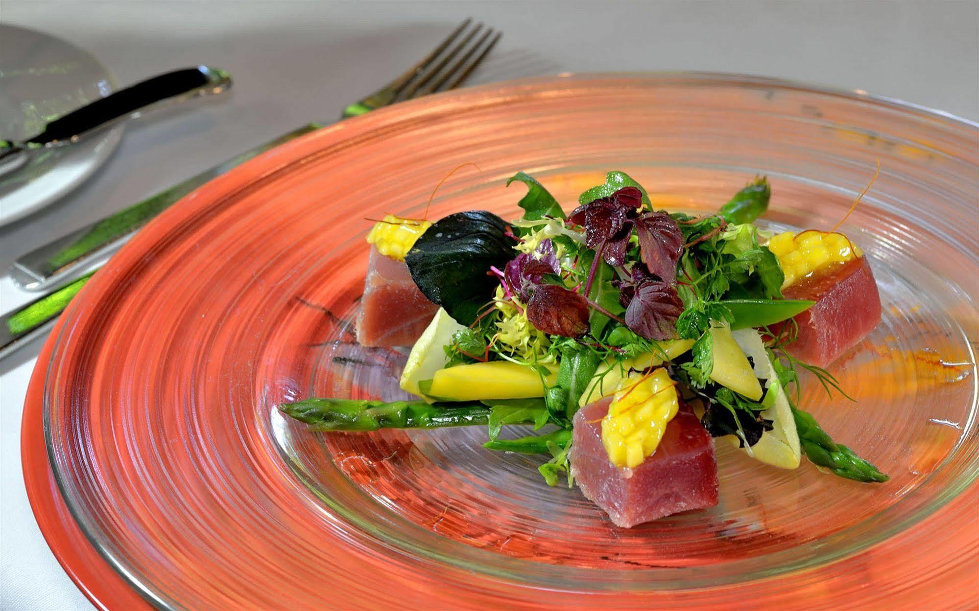 Privathotel Lindtner 함브루크 외부 사진 A salad of asparagus, tuna, and mango