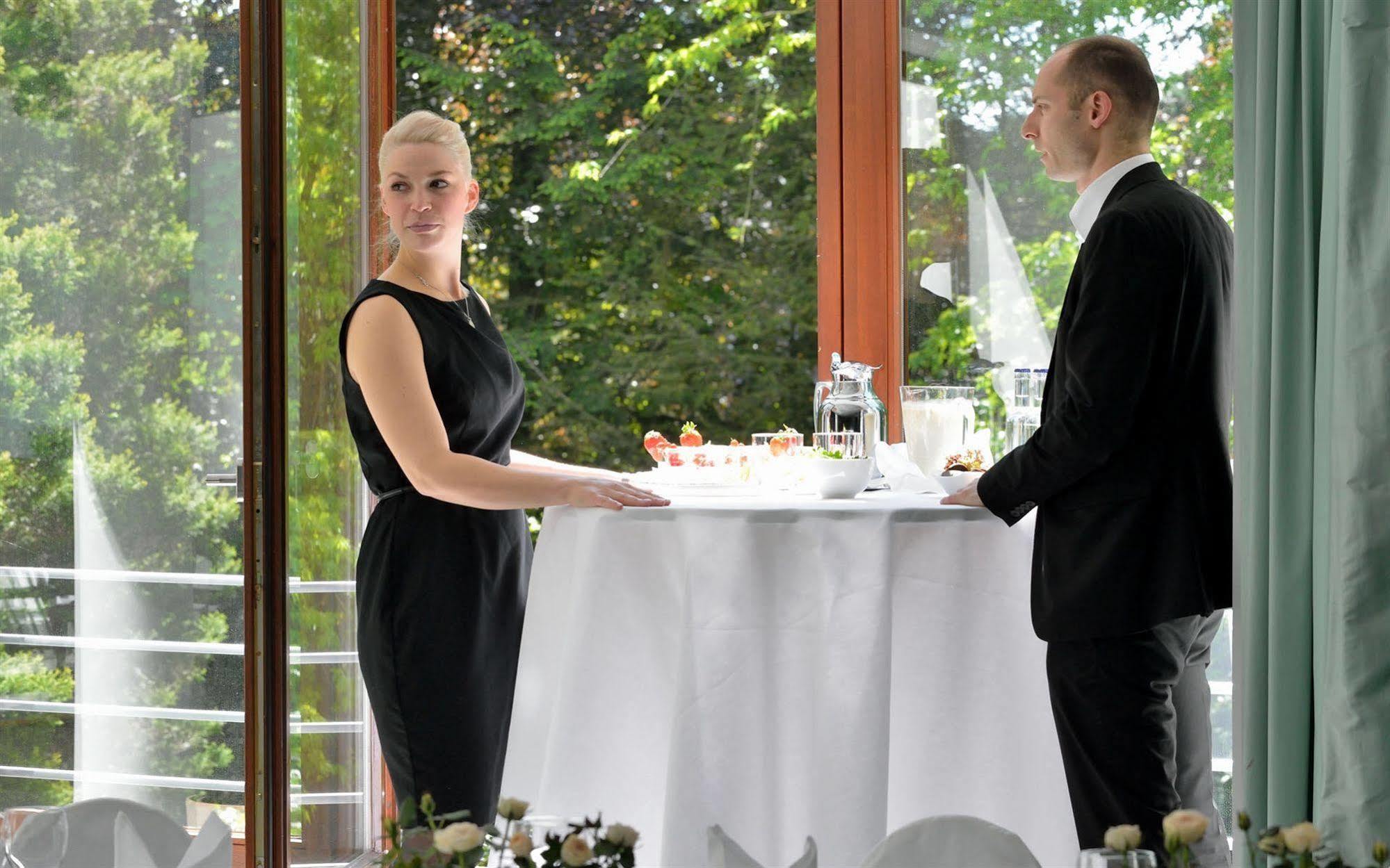 Privathotel Lindtner 함브루크 외부 사진 A restaurant hostess and a restaurant manager
