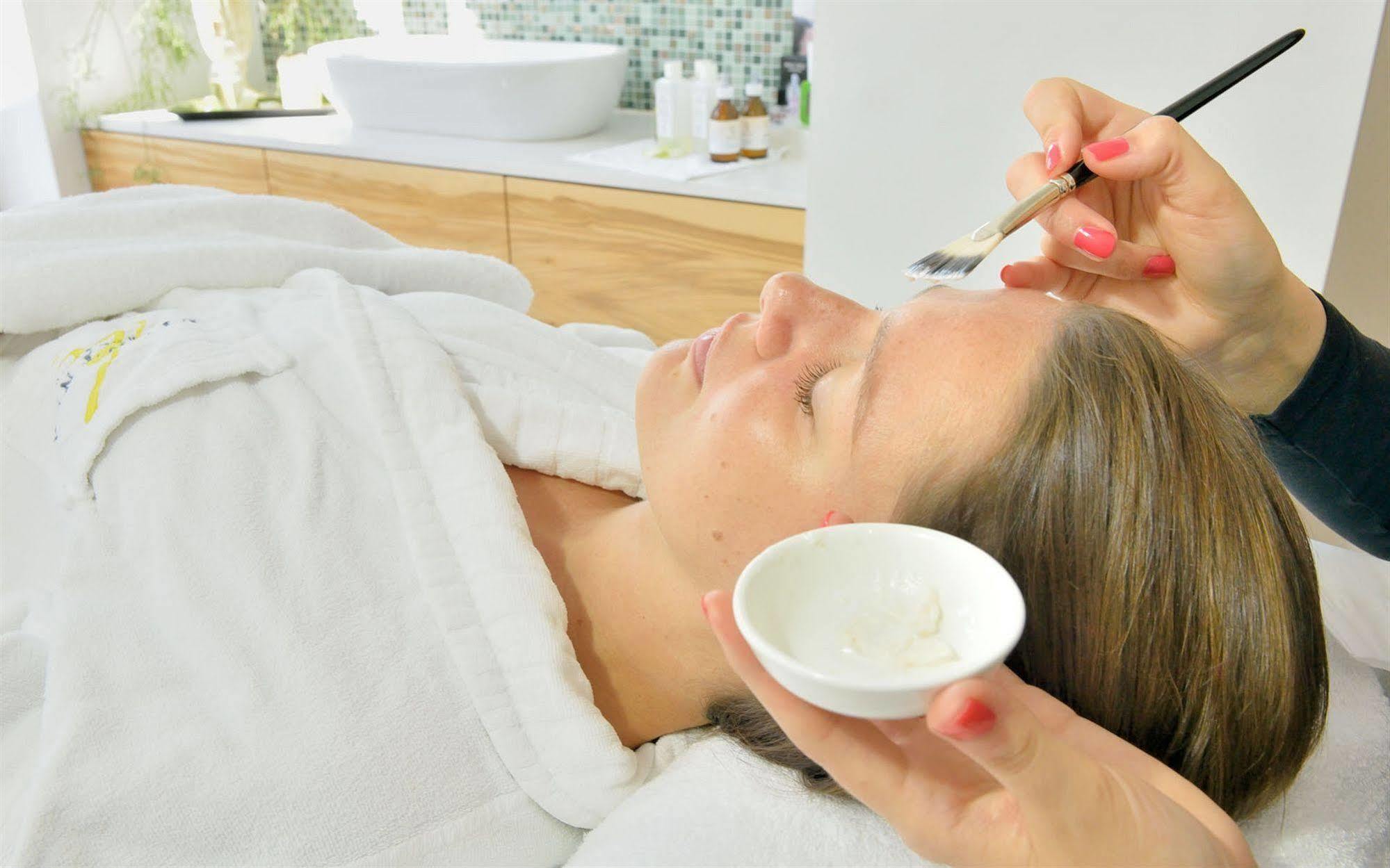 Privathotel Lindtner 함브루크 외부 사진 A woman receiving a facial