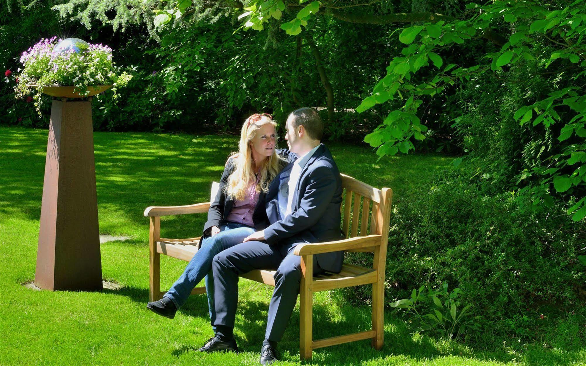 Privathotel Lindtner 함브루크 외부 사진 A couple sitting on a bench