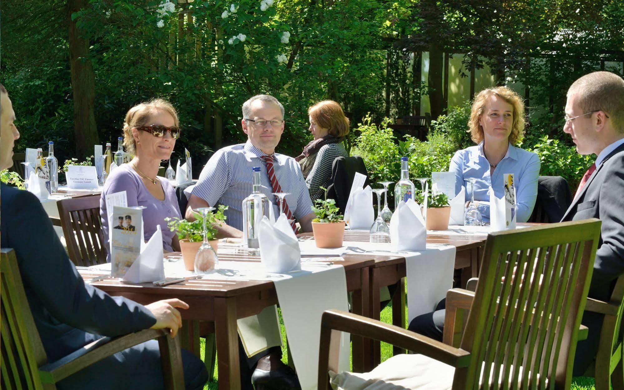 Privathotel Lindtner 함브루크 외부 사진 The Danish royal family at the annual garden party
