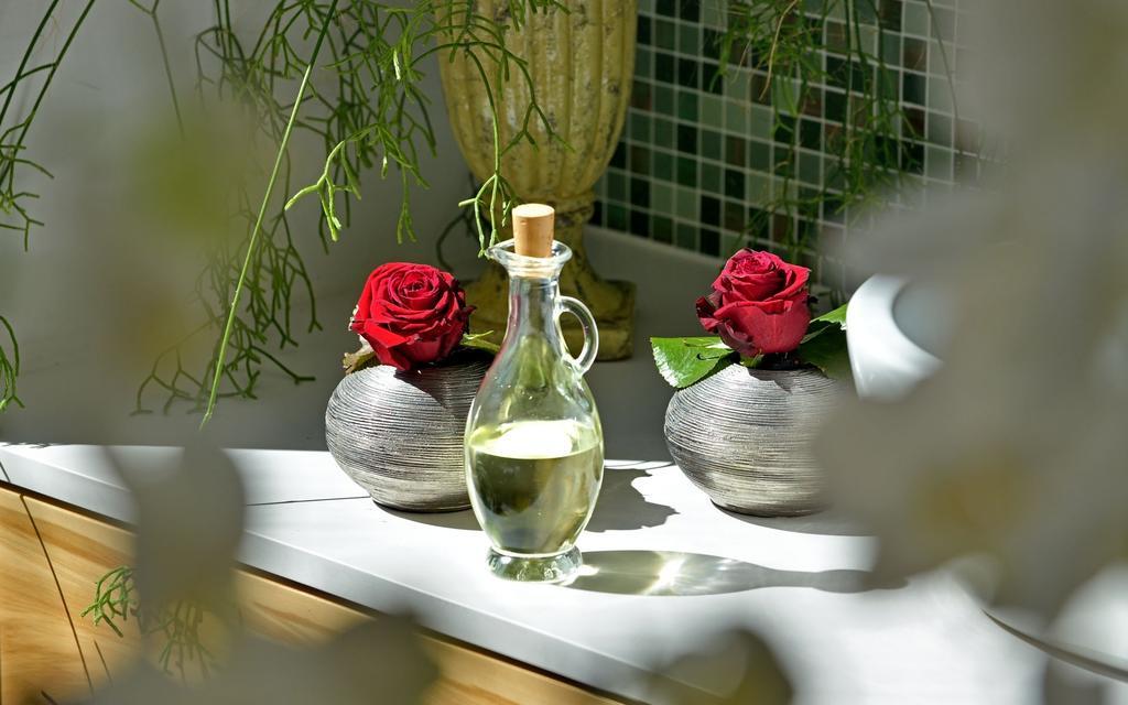 Privathotel Lindtner 함브루크 외부 사진 A bottle of rose water