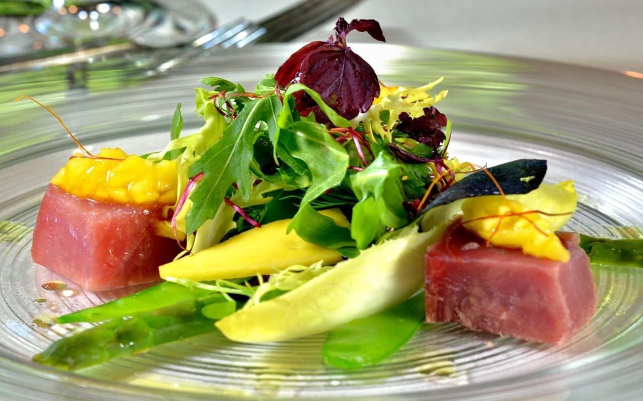 Privathotel Lindtner 함브루크 외부 사진 A salad with tuna